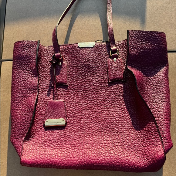 Brand new luxury Burberry tote w tags. - Picture 3 of 7